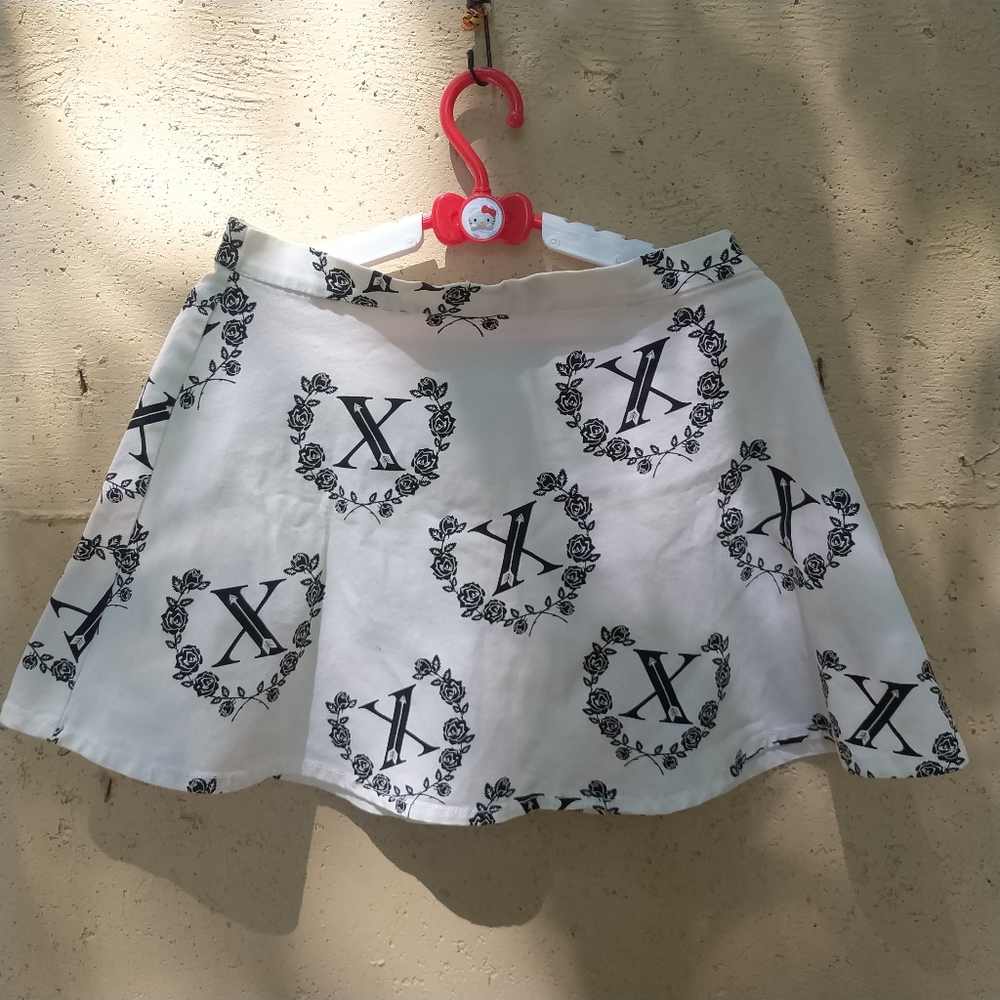 🐩H&M Rose Arrow" X" mini Skirt🐩